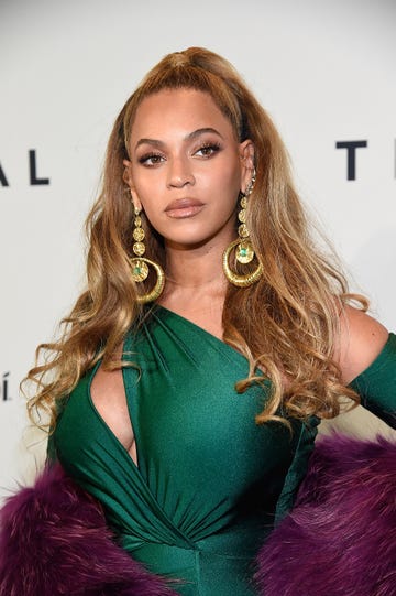 beyonce poses in green gown
