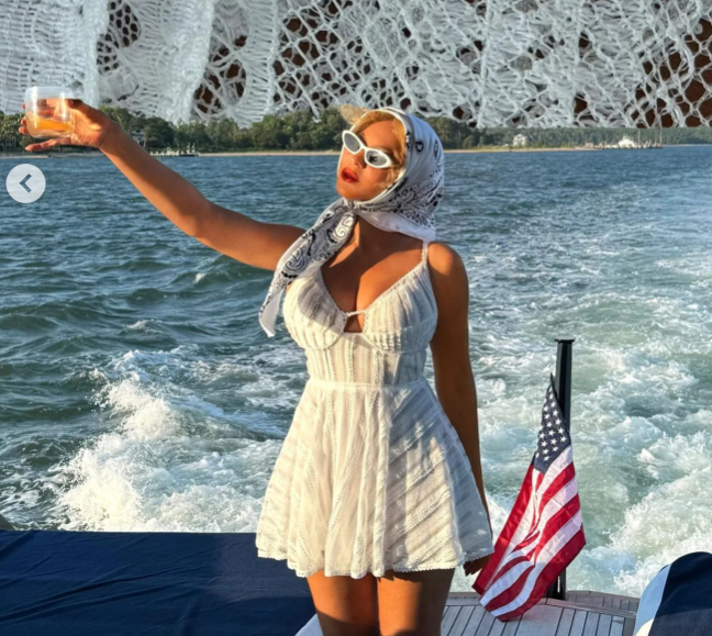 beyoncé con vestido de charo ruiz