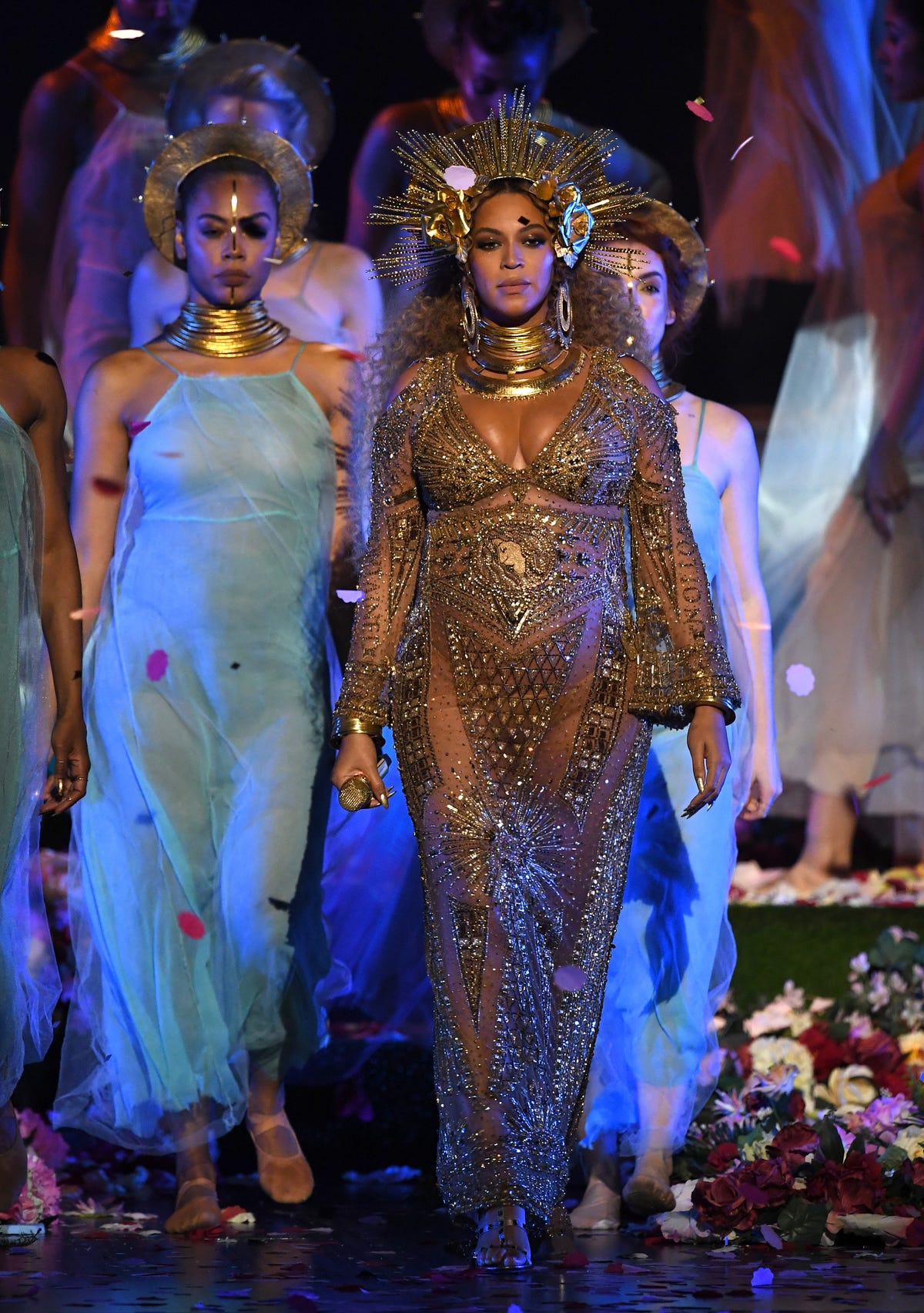 Best Twitter reactions to Beyoncé's strapless Grammys mask