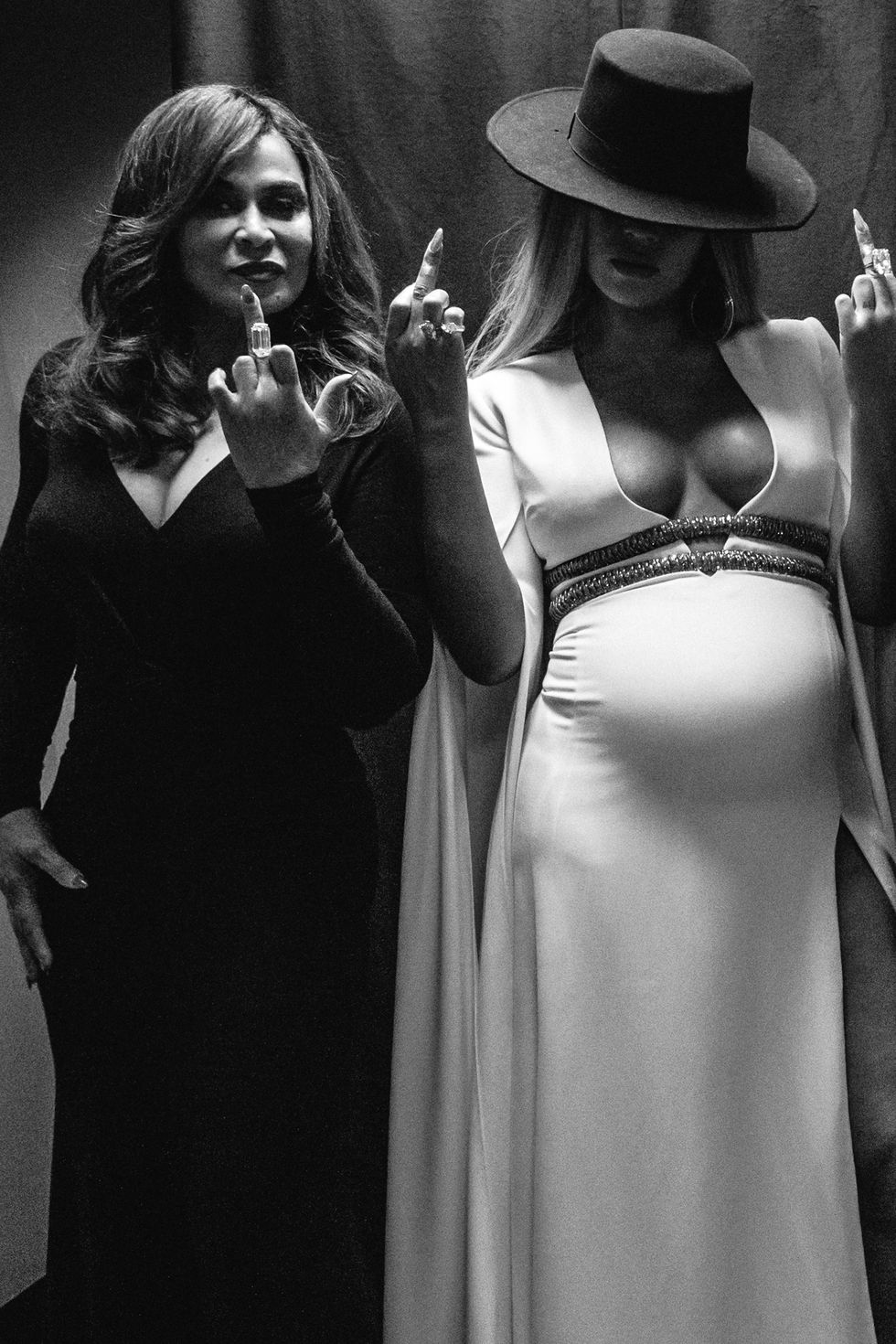 beyonce mom middle fingers