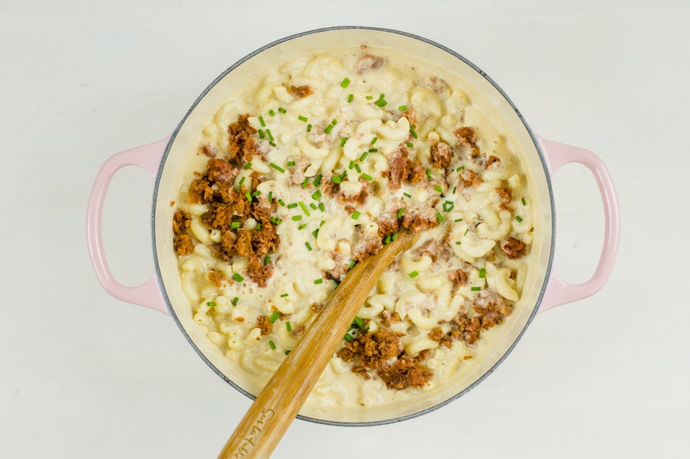 https://hips.hearstapps.com/hmg-prod/images/beyond-burger-mac-cheese-2-1515095538.jpg?crop=1xw:1xh;center,top&resize=980:*