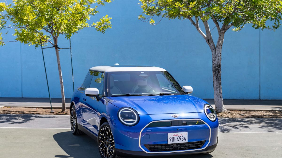 MINI Full Electric. Charged with passion