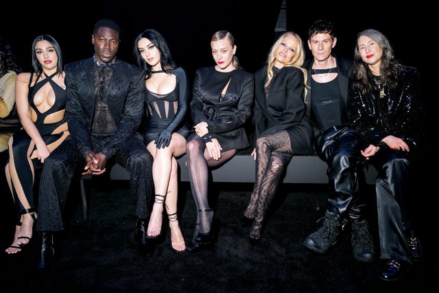 lourdes leon, moses, sumney charlixcx, chloe sevigny, pamela anderson, casey cadwallader y ann sofie johansson en el desfile de hm x mugler