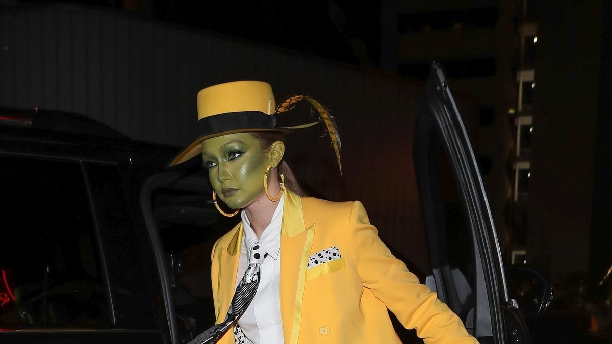 Græsse Frosset Bliv overrasket Gigi Hadid dresses as a high-fashion version of The Mask for Halloween