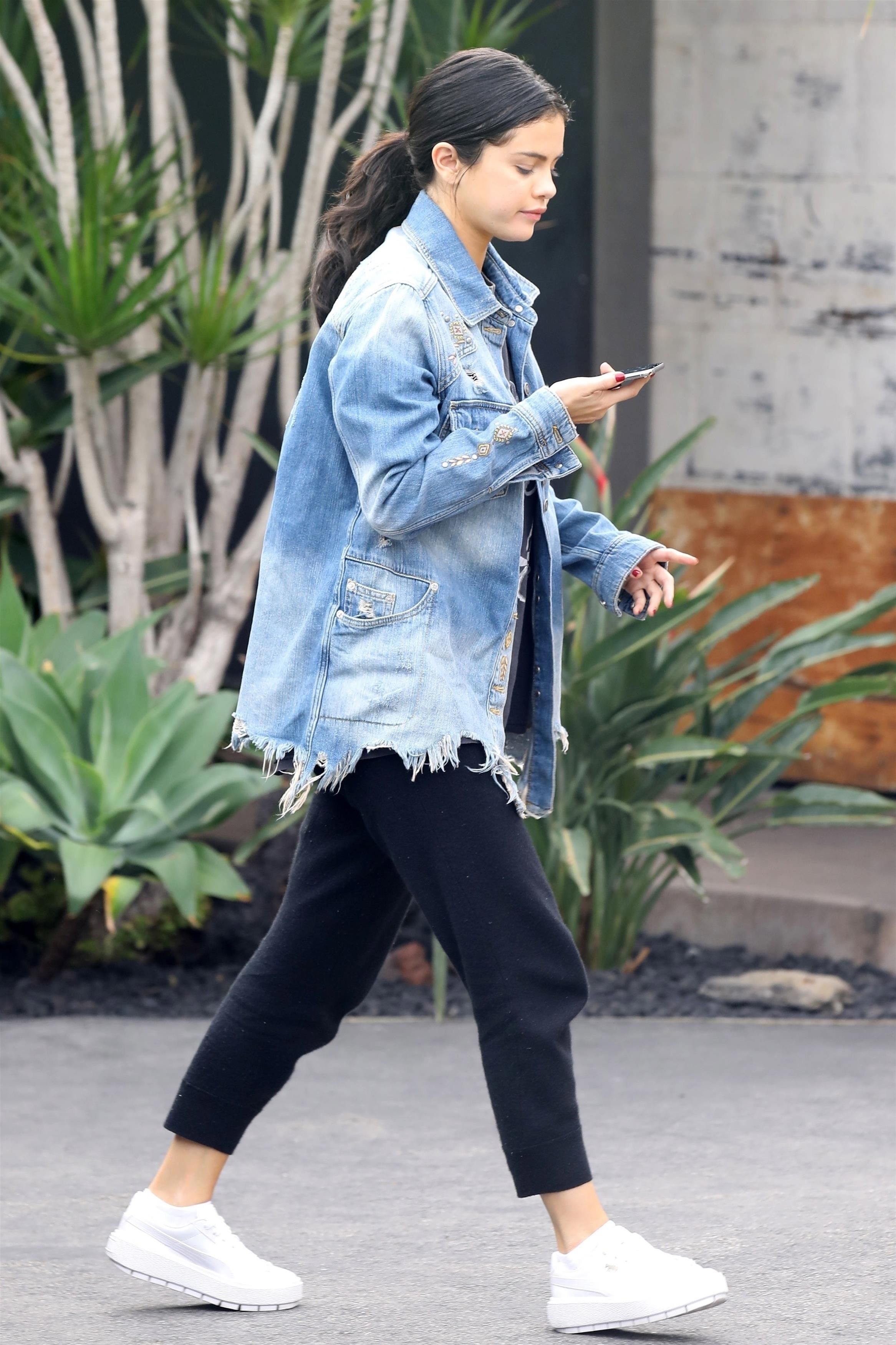 How to Wear a Jean Jacket With Black Leggings - Emma