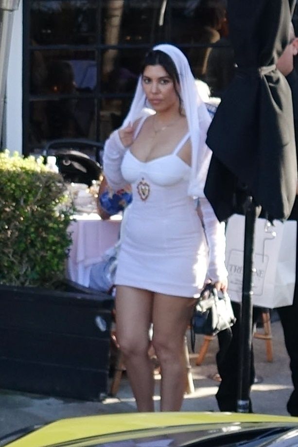 hånd tøjlerne Grundlæggende teori Kourtney Kardashian Taps Dolce & Gabbana for Her Unconventional Wedding  Dress
