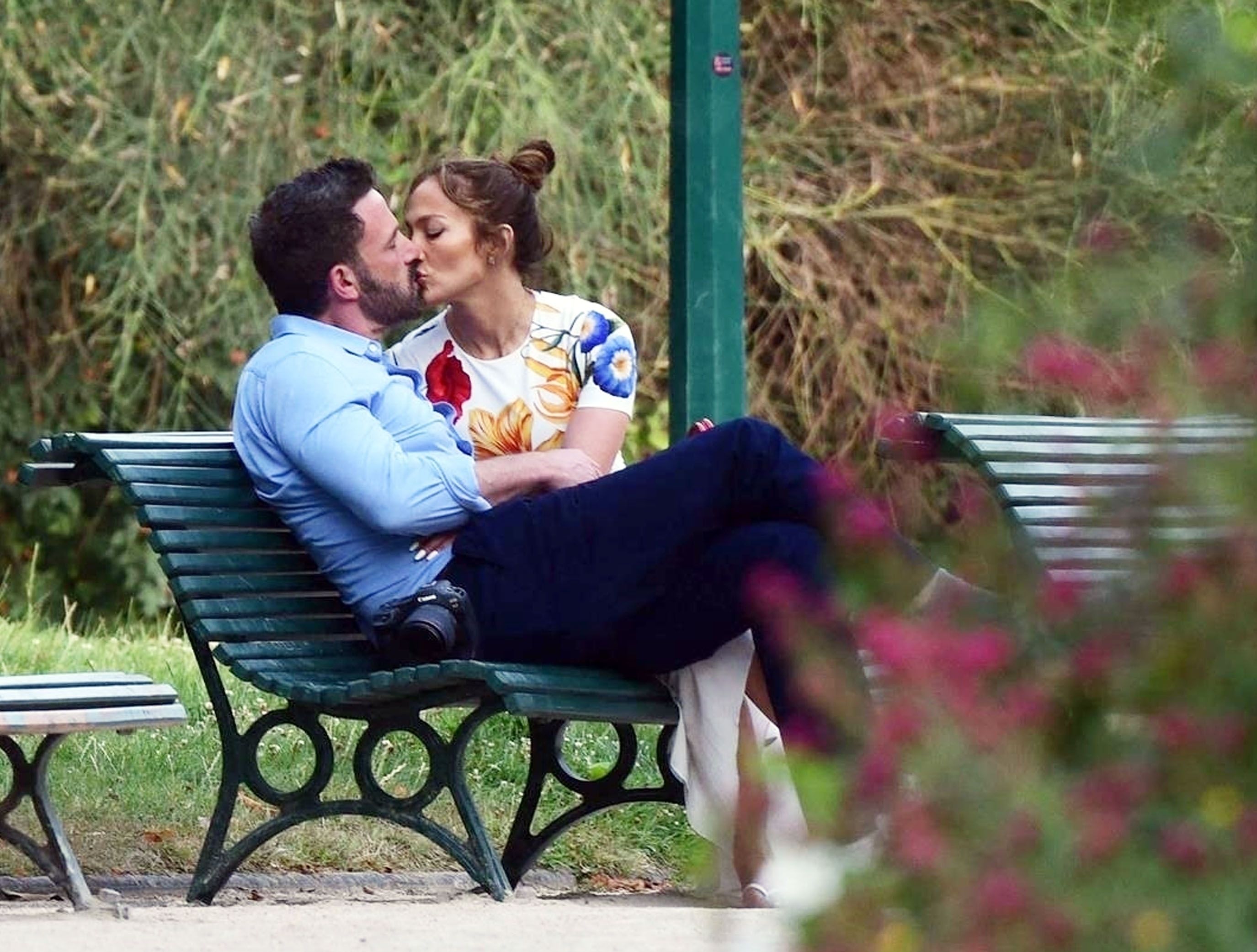Jennifer Lopez and Ben Affleck Share Kiss in Paris on Honeymoon