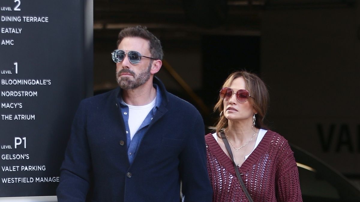 Jennifer Lopez Wears a Maroon Look to Shop with Ben Affleck