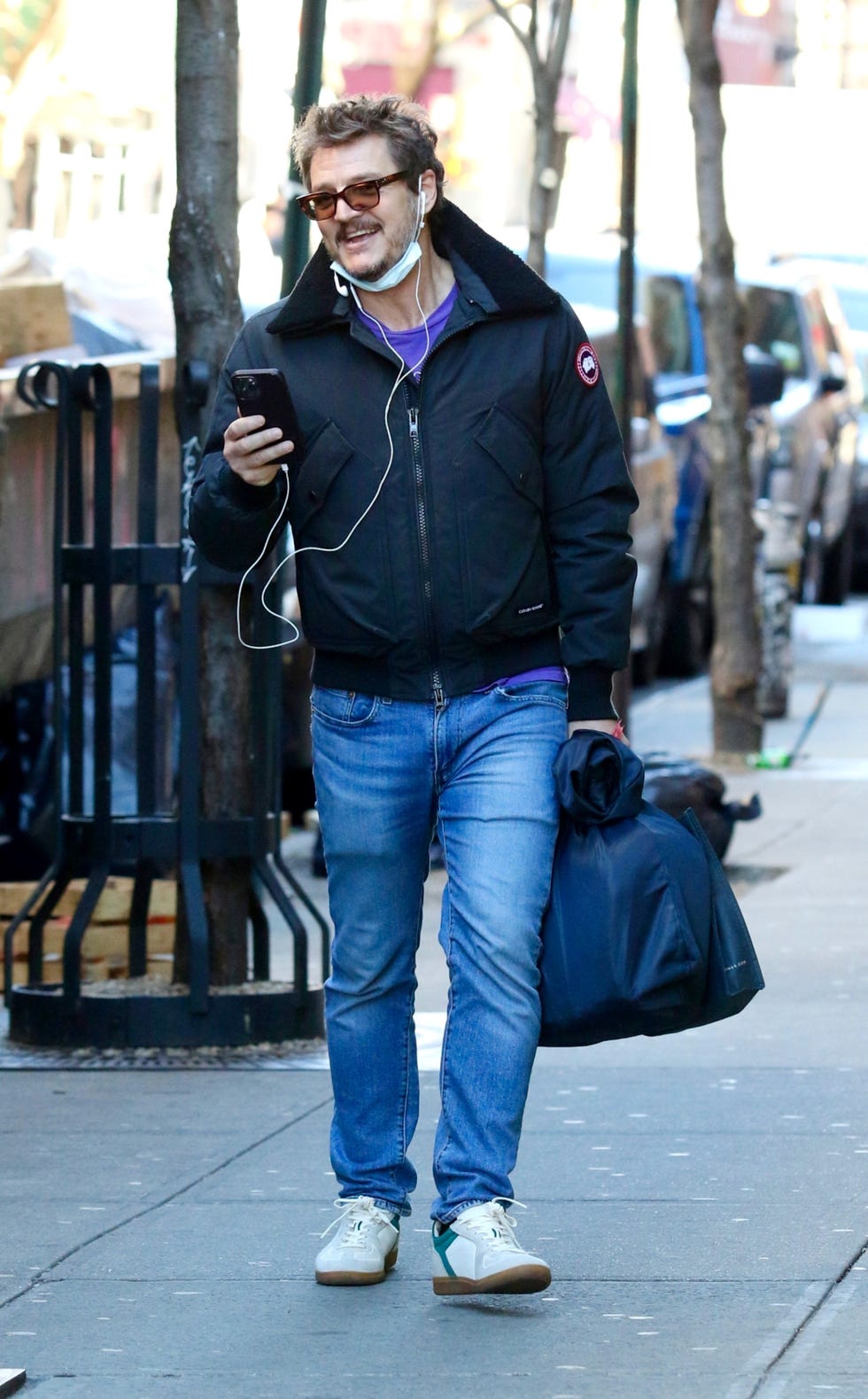 new york, ny exclusive “the mandalorian” and “the last of us” star pedro pascal is just like us as he picks up his laundry while giving the peace sign in manhattan’s east village neighborhoodpictured pedro pascalbackgrid usa 11 february 2023 byline must read brosnyc backgridusa 1 310 798 9111 usasalesbackgridcomuk 44 208 344 2007 uksalesbackgridcomuk clients pictures containing childrenplease pixelate face prior to publication