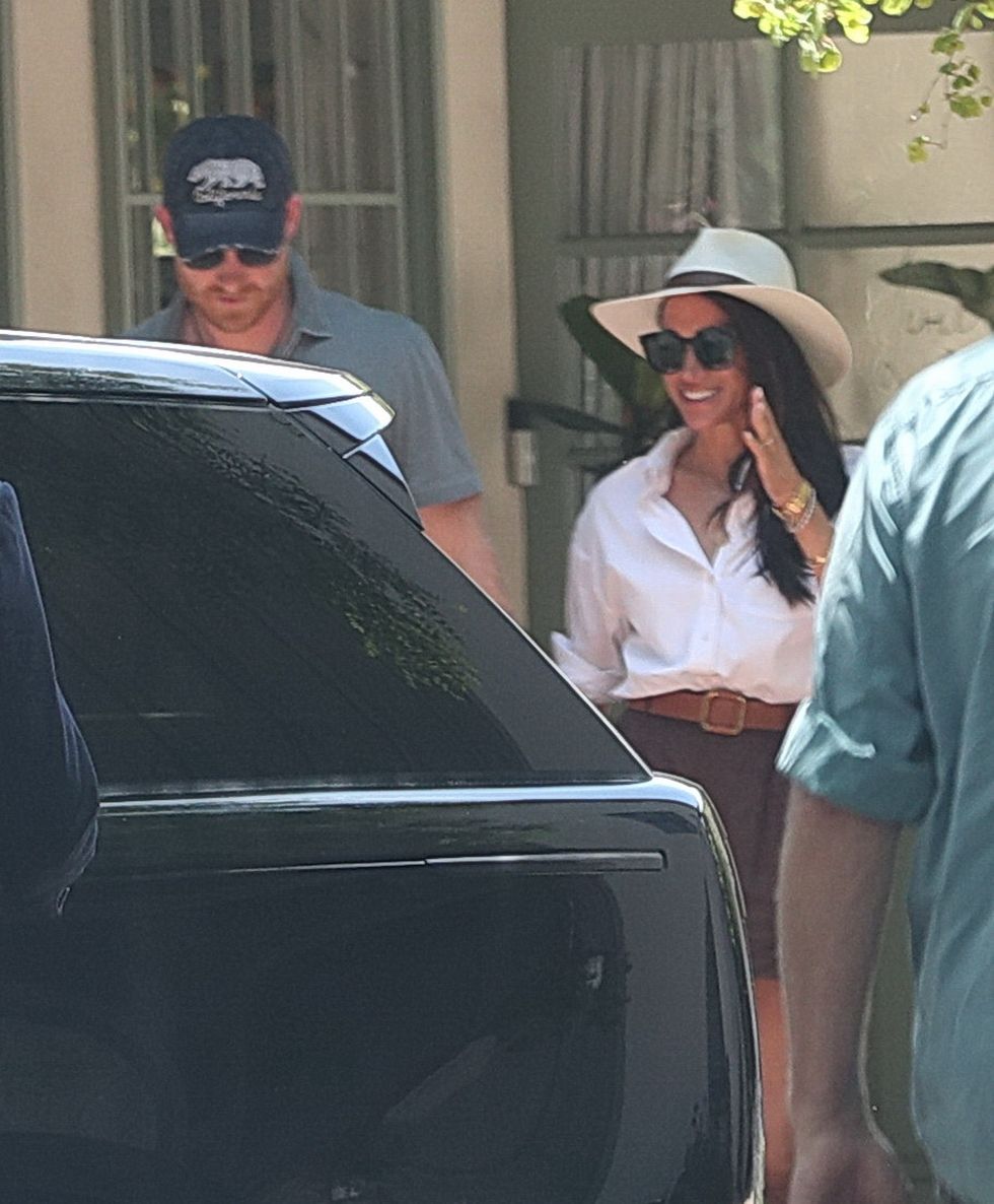 meghan markle button down linen shorts holding hands prince harry