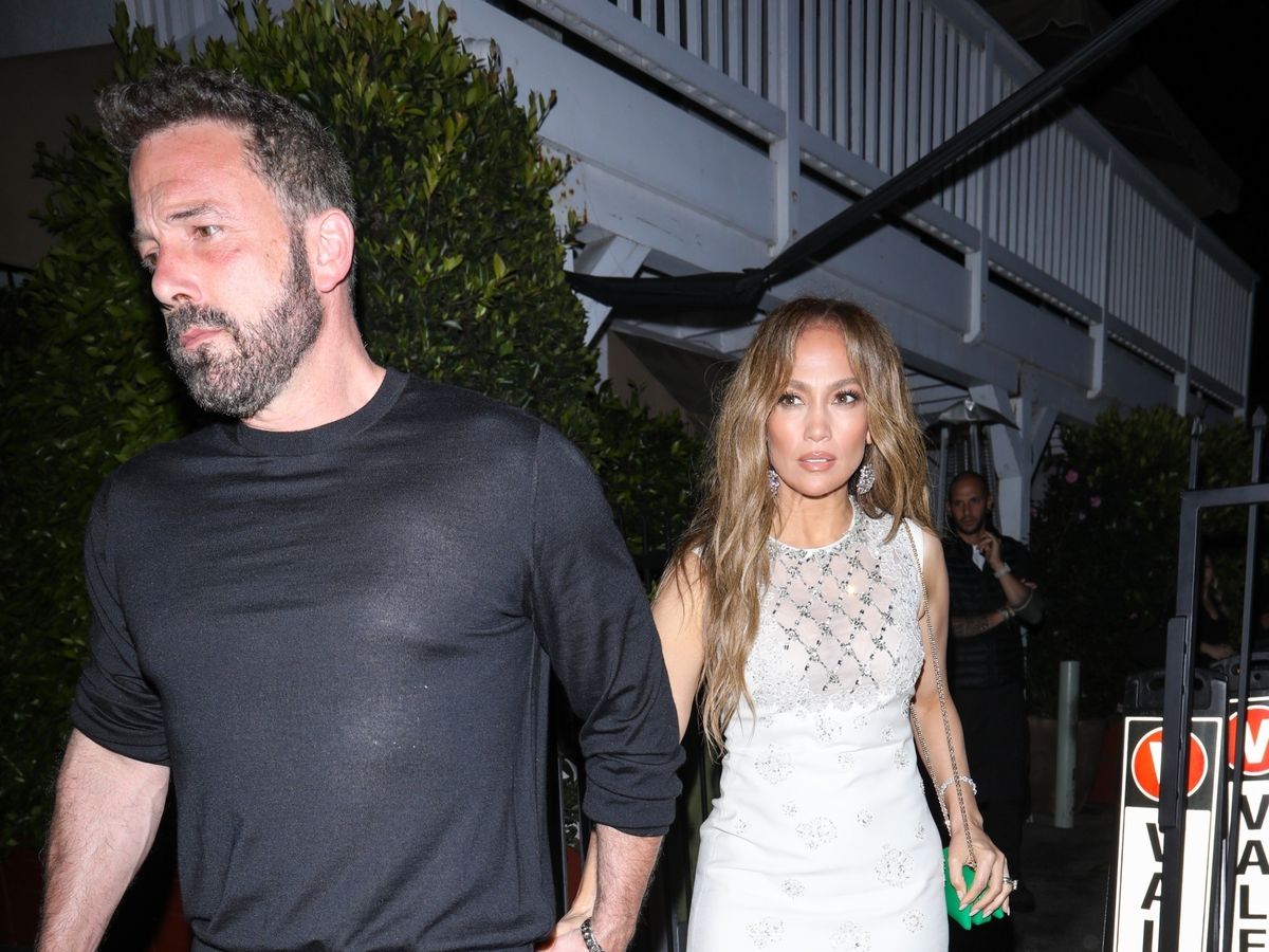 Jennifer Lopez wears the perfect lacy white dress for summer