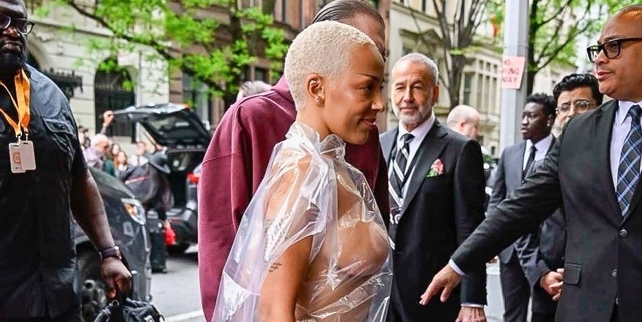 Doja Cat Arrives at Hotel Ahead of Met Gala Nearly Naked Under a Plastic Bag