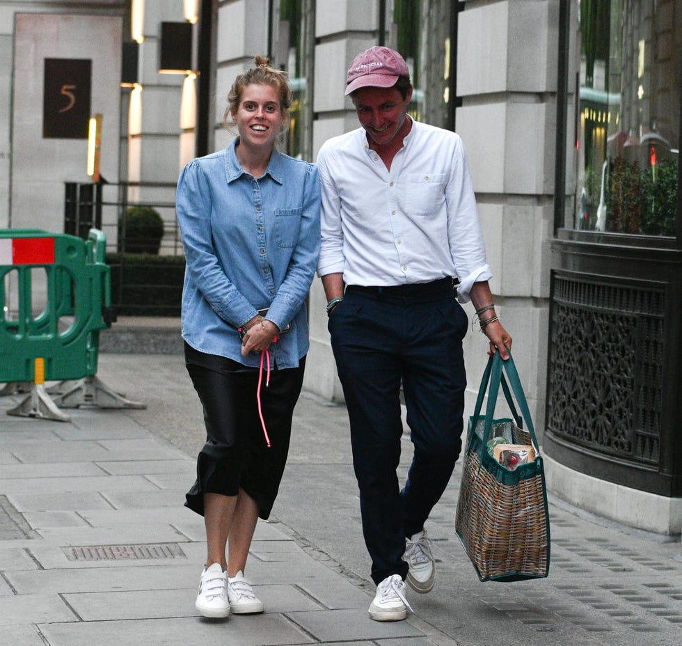 princess beatrice and her husband edoardo mapelli mozzi step out in london on thursdy august 15 2024 to grab groceries