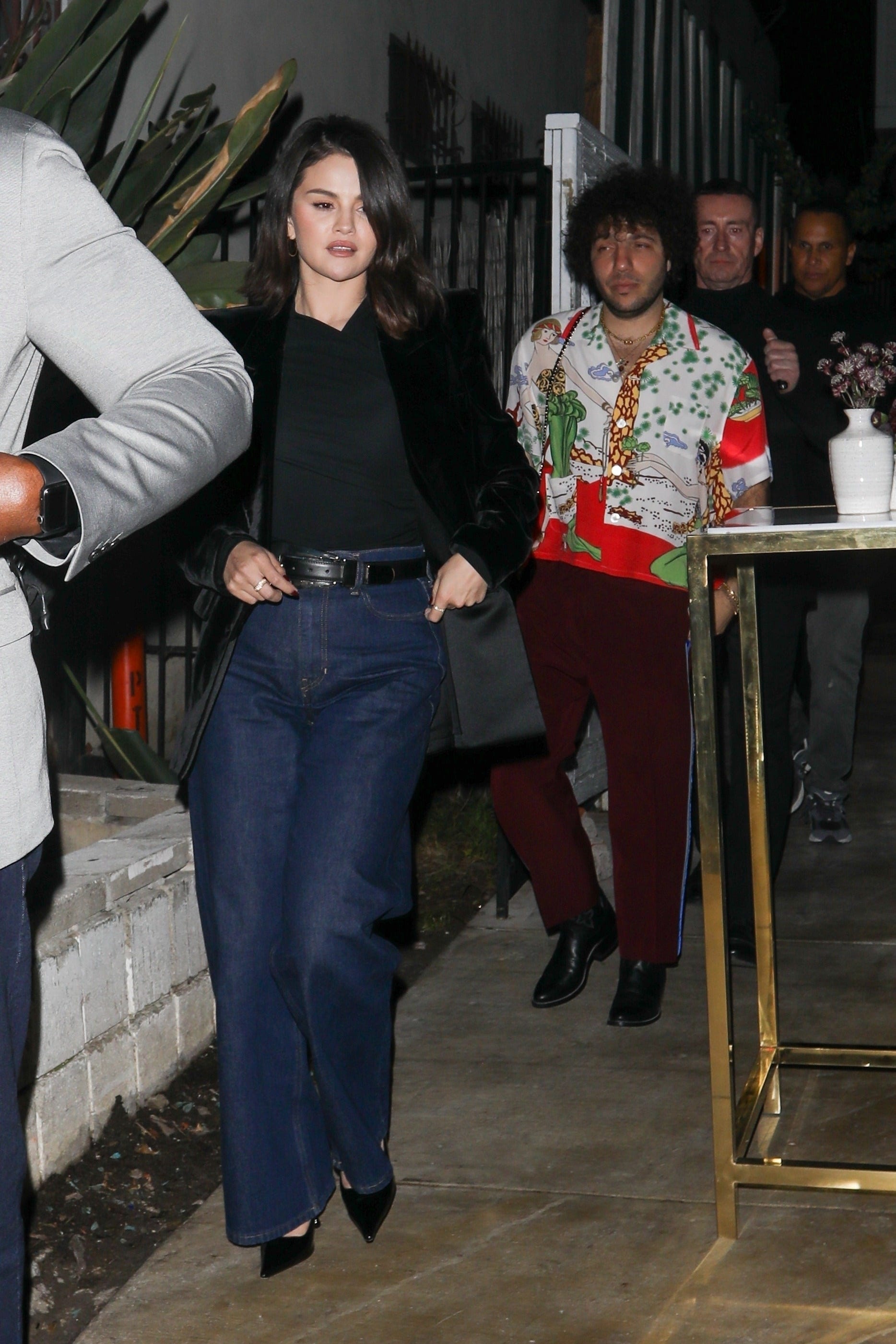 Gomez wore a timeless outfit for an evening at San Vicente Bungalows with her boyfriend.