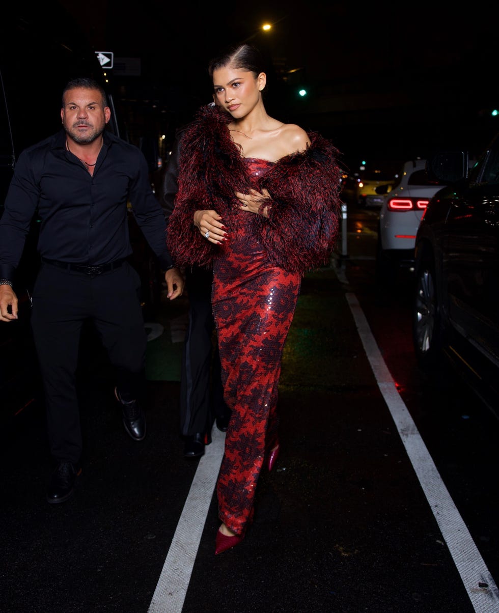 new york, ny zendaya exudes elegance as she swaps her white met gala themed suit for a stunning red dress, complete with a feather boa and matching red heels, as she makes a glamorous entrance at the met gala after party in new york. pictured: zendaya backgrid usa 5 may 2025 byline must read: diggzy / backgrid usa: +1 310 798 9111 / usasales@backgrid.com uk: +44 208 344 2007 / uksales@backgrid.com *uk clients pictures containing children please pixelate face prior to publication*