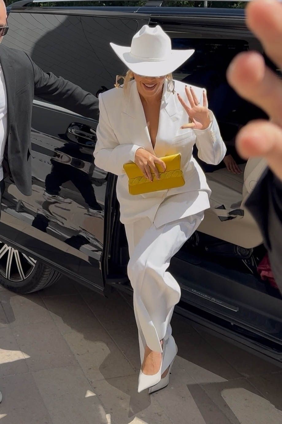 おすすめ on Spin Cowboy a Puts Beyoncé a Paris in While Suit White タオル・ハンカチ