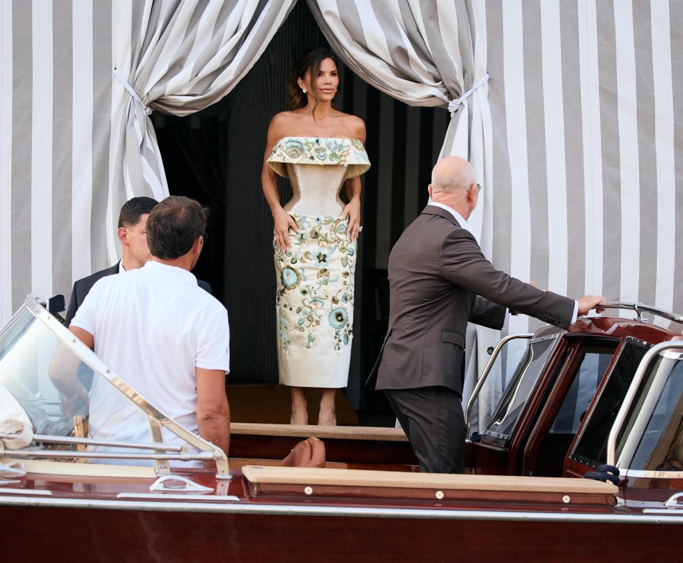 venice, italy here comes the bride! dressed in a stunning off the shoulder schiaparelli couture spring/summer 2025 dress, lauren sanchez steps out with jeff bezos as the pair head out to dine with a list guests in venice ahead of their lavish wedding! pictured: lauren sanchez backgrid usa 26 june 2025 byline must read: nicolas gerardin / backgrid usa: +1 310 798 9111 / usasales@backgrid.com uk: +44 208 344 2007 / uksales@backgrid.com *uk clients pictures containing children please pixelate face prior to publication*