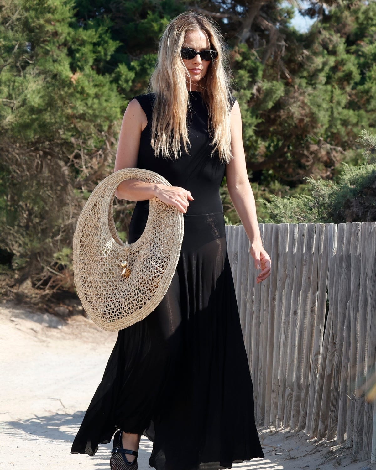 Margot Robbie's Beach Ensemble Includes a Ludicrously Capacious Raffia Bag