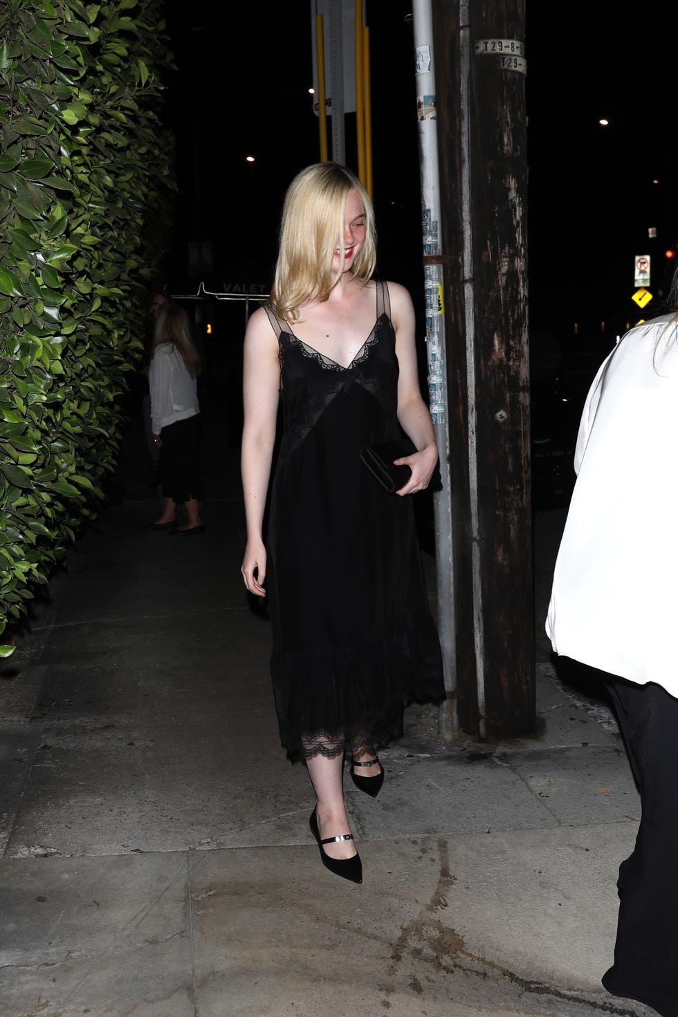 * Exclusivo* Santa Mónica, CA Hermanas Dakota Fanning y Elle Fanning son todas sonrisas mientras se ven saliendo del restaurante italiano Giorgio Baldi después de cenar en Santa Mónica. Elle usa un vestido negro con zapatos de vestir negros y lleva un bolso negro, mientras que la hermana Dakota usa pantalones negros, una camisa de vestir blanca abotonada y una blusa blanca debajo. Foto: Elle Fanning Backgrid USA 15 de julio de 2025 Byline debe leer: The Hollywood Curtain / Backgrid USA: +1 310 798 9111 / usasales@backgrid.com Reino Unido: +44 208 344 2007 / uksales@backgrid.com *UK CLIENTES PRENDIDOS PRENDIDOS POR FAVOR PLACELAT PEXELAT