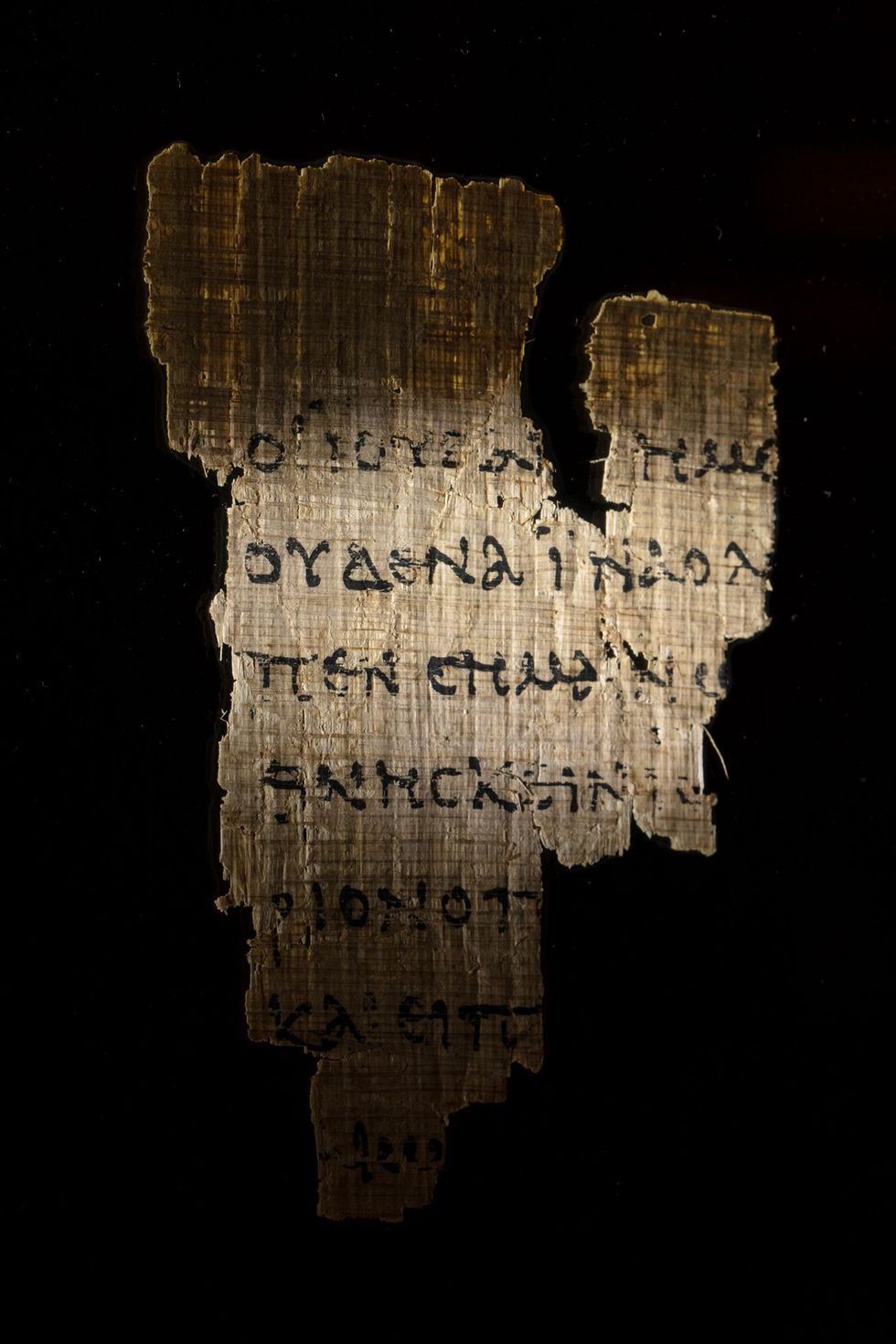 Dit stukje papyrus in de 2de eeuw n Chr in Egypte beschreven is een van de oudst bewaard gebleven teksten uit het Nieuwe Testament Op elke kant staan slechts een paar regels in het Grieks uit hoofdstuk 18 van het evangelie volgens Johannes