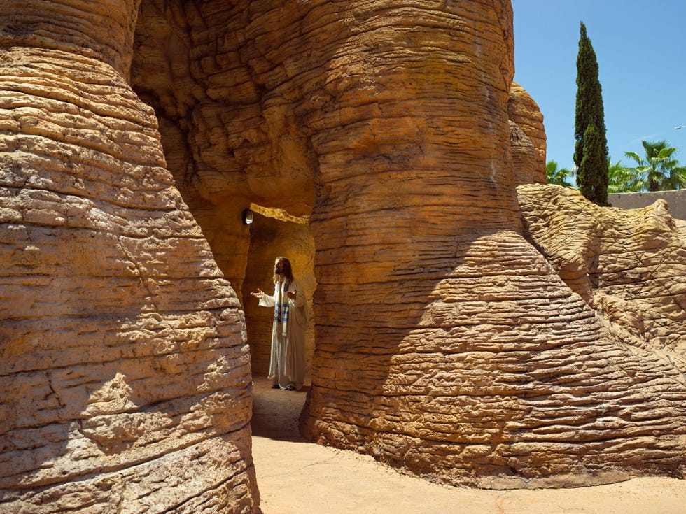 De Holy Land Experience in Orlando Florida presenteert zich als een levend Bijbels museum Er lopen acteurs rond in een decor dat de grotten nabootst waarin de Dode Zeerollen zijn gevonden
