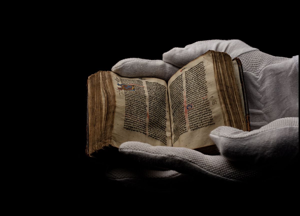 Deze handgeschreven WycliffeBijbel van rond 1400 wordt gexposeerd in een christelijk themapark in Florida De Britse theoloog John Wycliffe propageerde het vertalen van de Bijbel uit het Latijn naar de volkstaal een vernieuwing waar de kerkelijke autoriteiten fel op tegen waren