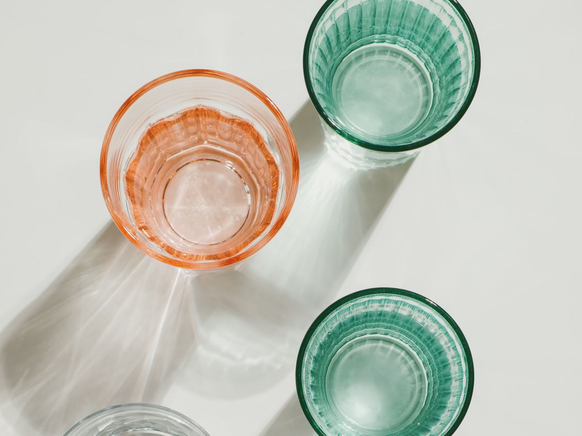 Bicchieri per l'acqua colorati: sette idee per la tavola