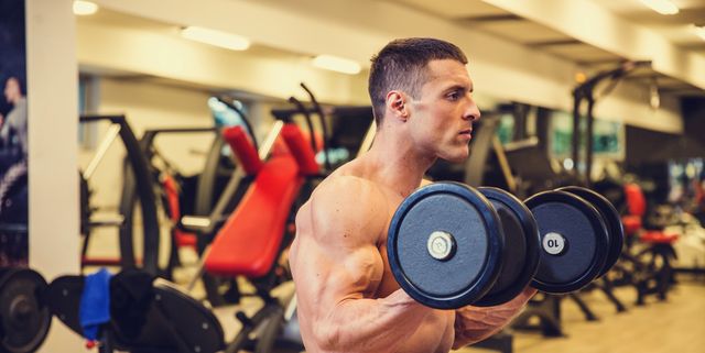 5 ejercicios para antebrazo con mancuerna que te darán bíceps de acero