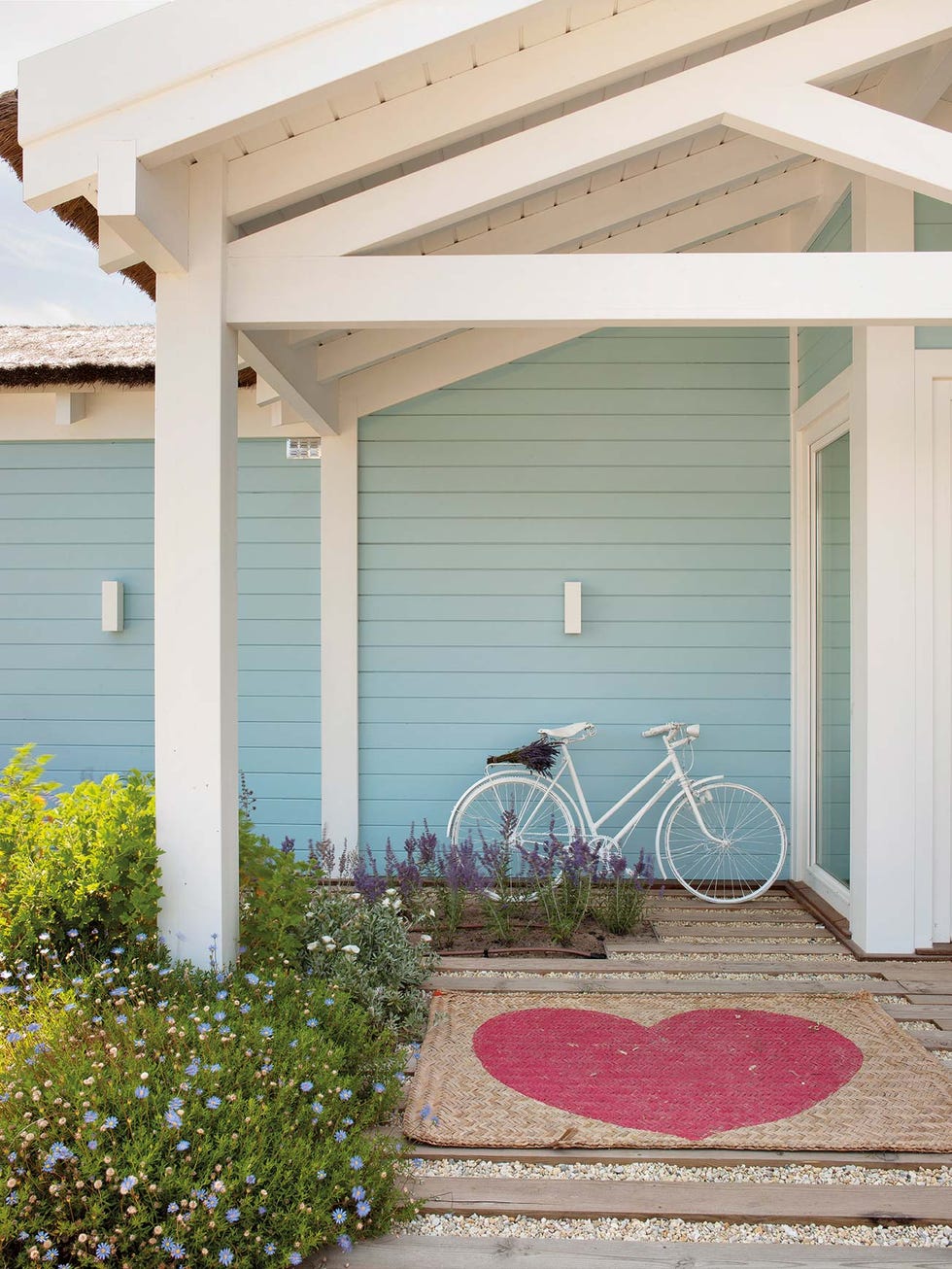 porche casa azul con bicicleta