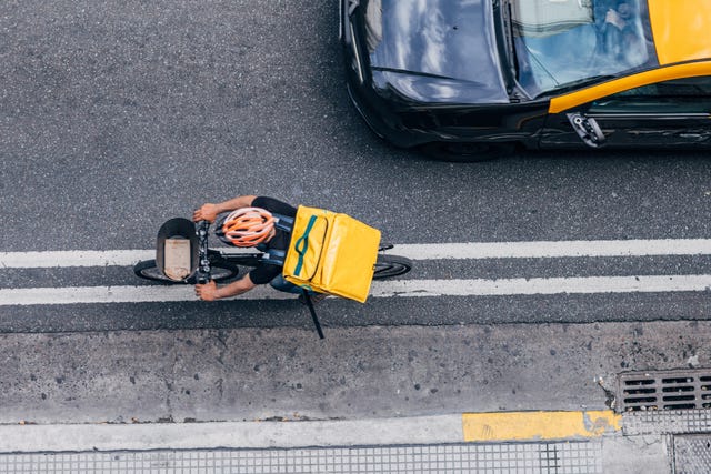 Las multas por llevar la luz trasera intermitente en bici desatan un apoyo  masivo a esta propuesta para el cambio de la ley