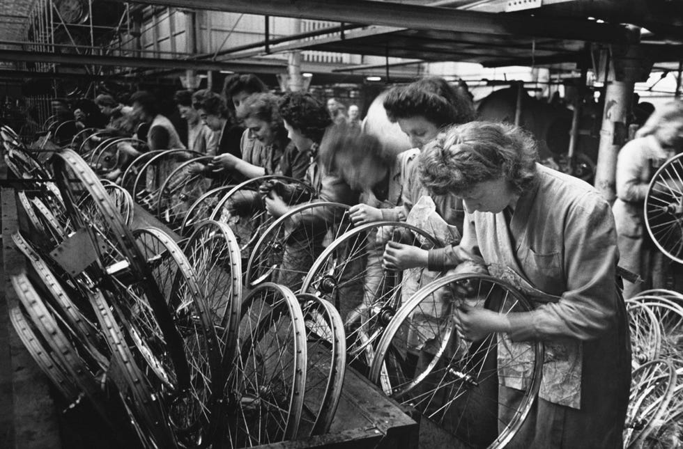 Vrouwelijke werknemers zetten fietswielen in elkaar in de fabriek van Hercules Cycle in het Engelse Birmingham in de jaren veertig van de vorige eeuw Hercules was in 1910 opgericht en was in de jaren dertig een van s werelds grootste fietsfabrikanten waar meer dan duizend fietsen per dag werden gemaakt