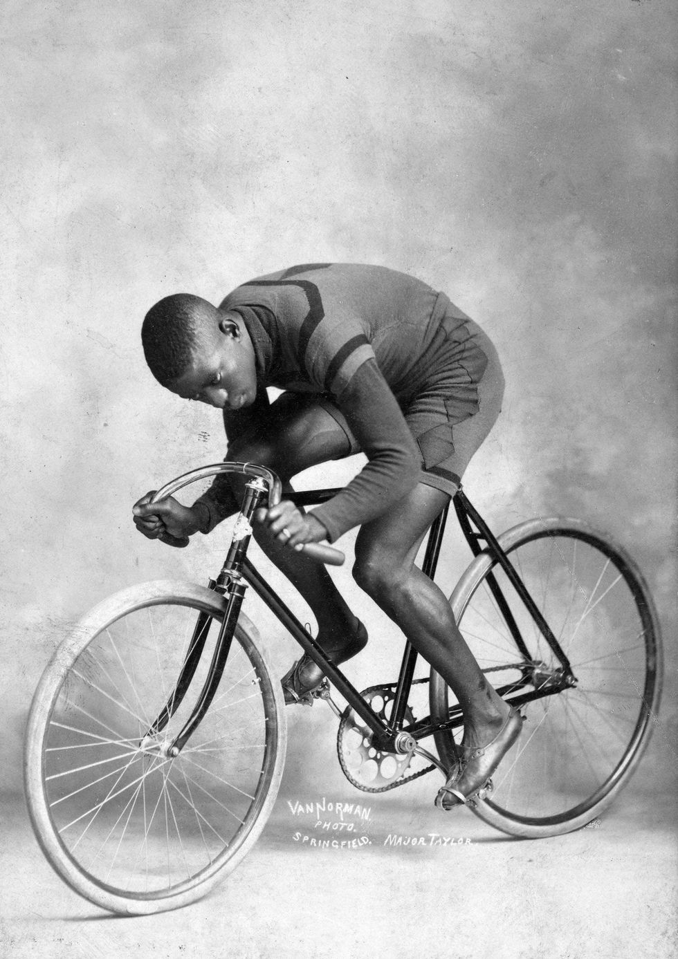 De eerste superster op de fiets de Amerikaan Marshall Walter Major Taylor werd in 1896 als tiener profwielrenner en vestigde in de loop van zijn fietsloopbaan zeven wereldrecords Zijn record op de mijl 141 zou 28 jaar in stand blijven