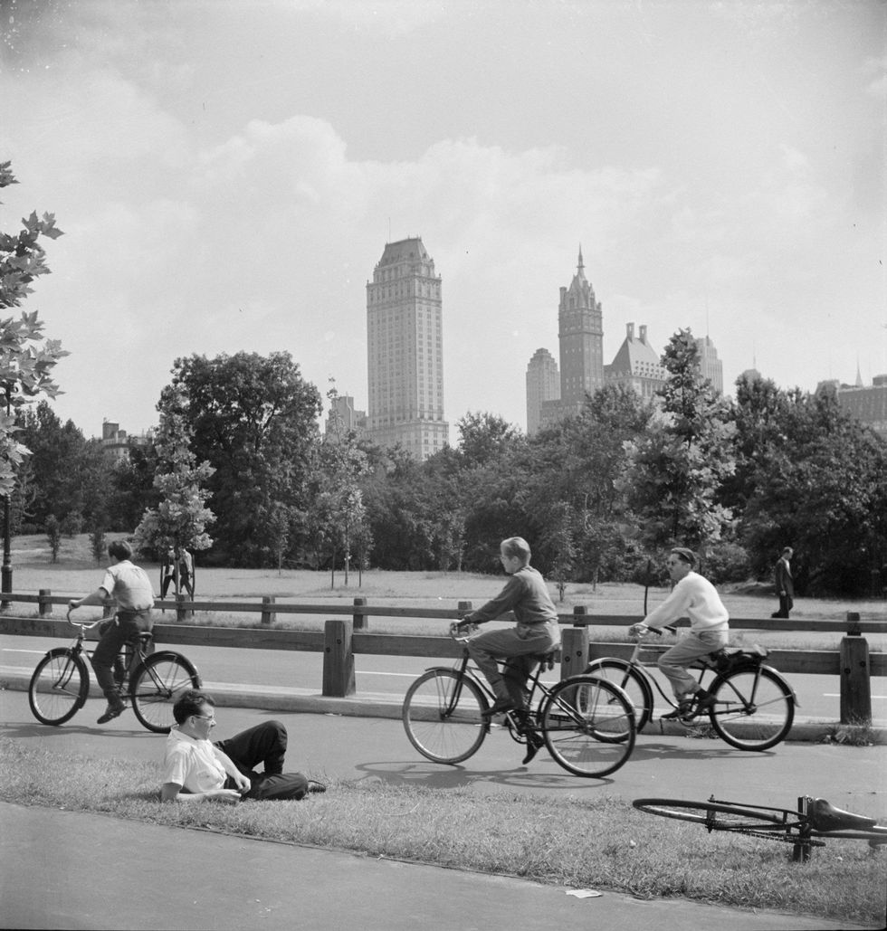 Jonge fietsers trekken eropuit in het Central Park in New York in 1942 Nadat de fiets de wereld stormenderhand had veroverd in de jaren negentig van de negentiende eeuw werden fietsen in veel landen verbannen naar de speelgoedafdeling toen de auto aan zijn opmars begon