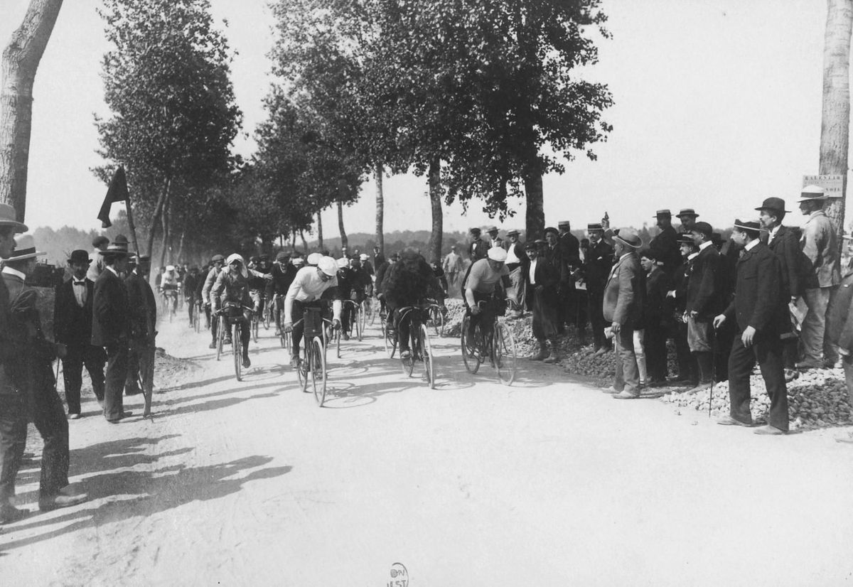 De eerste Tour de France werd gehouden in juli 1903 Van de zestig deelnemers haalden er slechts 21 de finish van de loodzware 2400 kilometer lange tocht Tourorganisator Henri Desgrange deed de beroemde uitspraak dat de ideale Tour de France zo zwaar zou zijn dat er slechts een deelnemer de finish zou halen