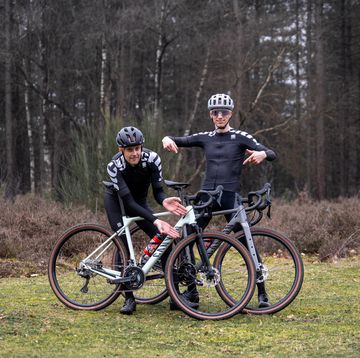 twee bicycling gravelrijders met gravelbike met vering in het bos