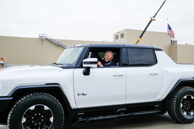 joe biden y el gmc hummer ev pick up