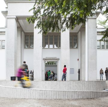 la nuova rampa che modifica l'ingresso del padiglione della germania alla biennale di architettura 2023