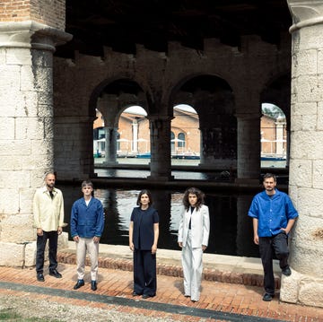 il collettivo fosbury e i suoi cinque componenti fotografati con sfondo le tese dell'arsenale di venezia