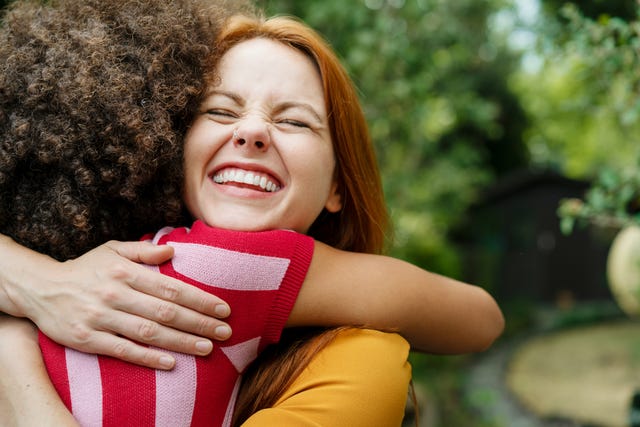 Much happier. Психология объятий. Люди обнимаются Сток. Психологические обнимашки. Объятия в Испании.