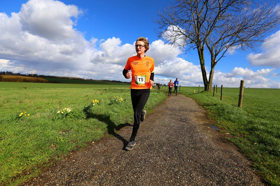 een deelnemer is aan het hardlopen tijdens de heuvelland marathon