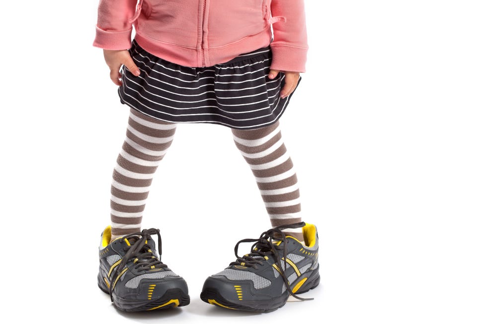 niña con las zapatillas de running de su padre