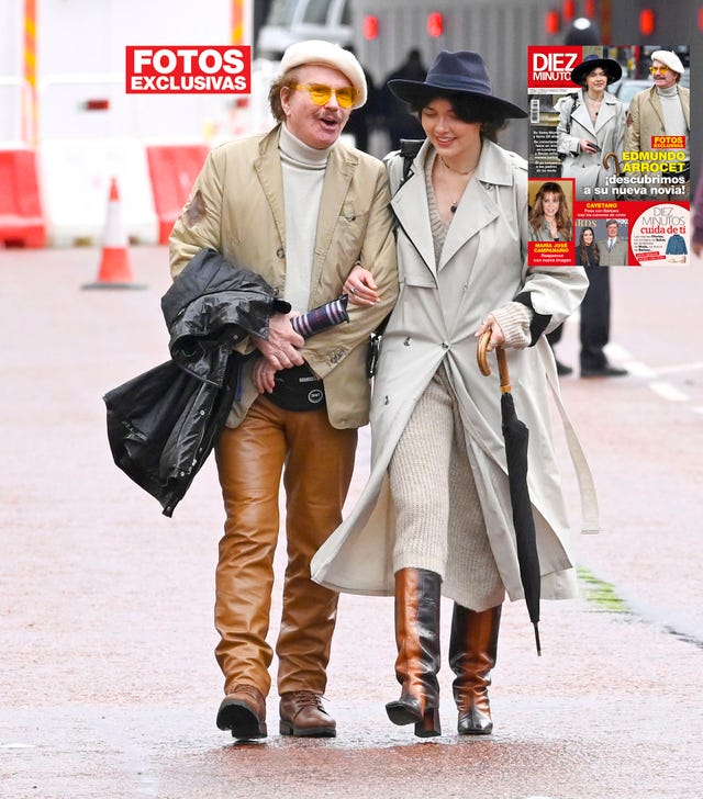 bigote arrocet y su novia marta pasean cogidos del brazo por las calles de londres