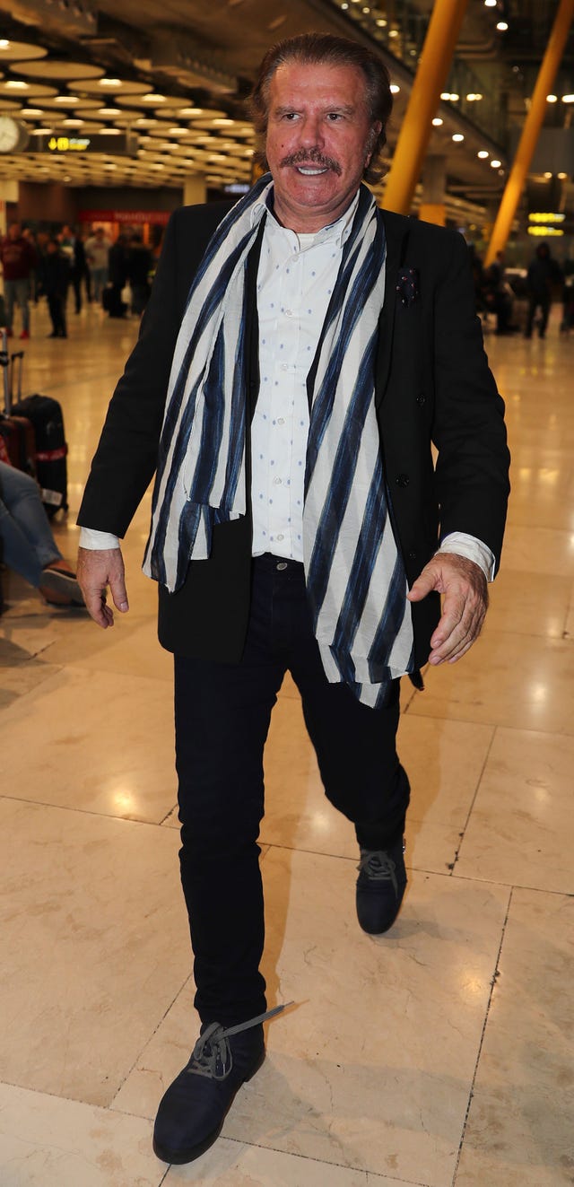 Bigote Edmundo Arrocet en el aeropuerto