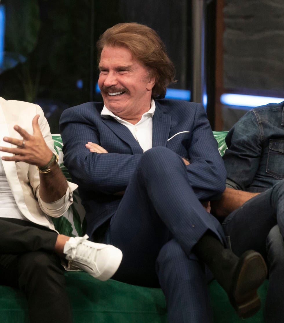 bigote arrocet en el sofá del salón de la casa del reality de mediaset
