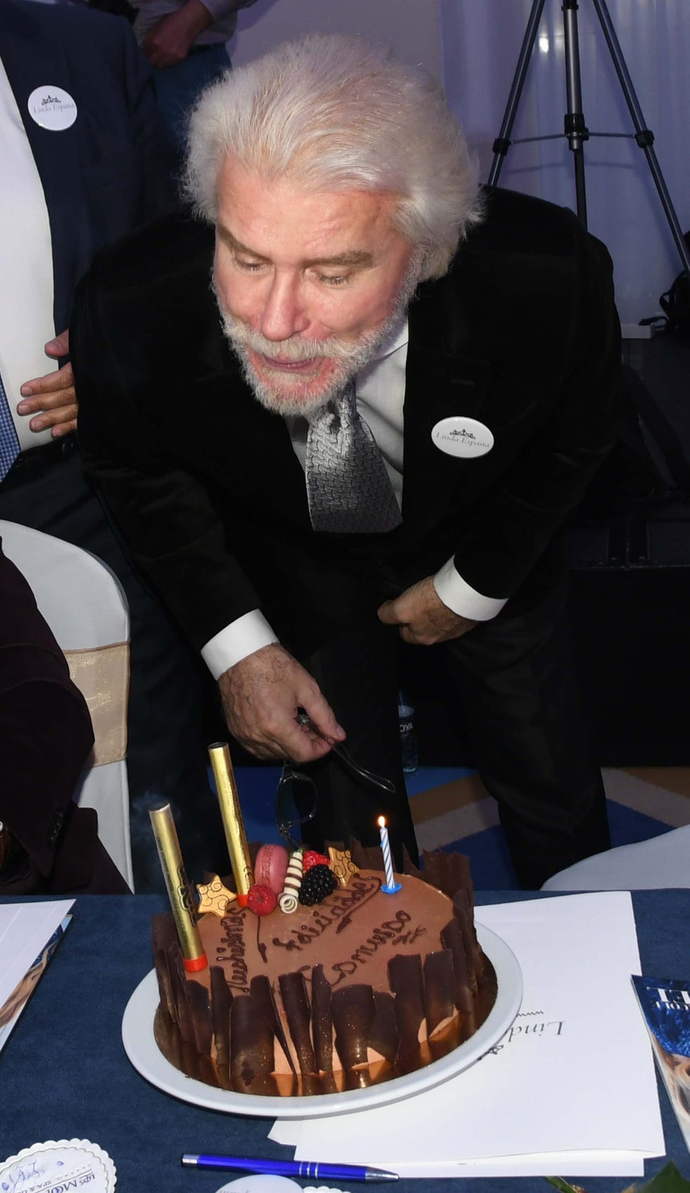 Edmundo Arrocet sopla la tarta de su 70 cumpleaños