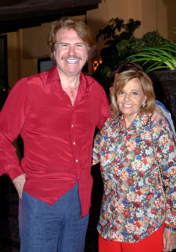 edmundo y la veterana presentadora, en una imagen de cuando eran pareja, sonríen cogidos de la cintura