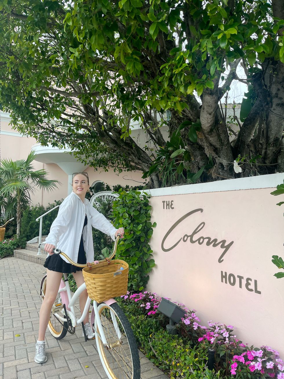 Florence Ogram en bicicleta en Colony Palm Beach