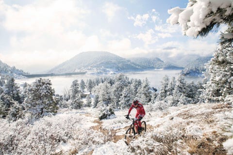 nkele uren nadat een sneeuwbui is weggetrokken beklimmen wielerliefhebbers alweer een route in Boulder Colorado waar het hele jaar door wordt gefietst Niets kan tippen aan de dag na een zware sneeuwbui zegt fotografe Natalie Starr Bezoekers kunnen het hele seizoen door de weersomstandigheden checken op website van de Boulder Mountain Bike Alliance