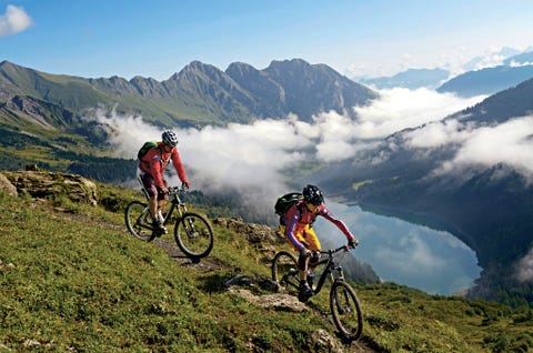 GSTAAD ZWITSERLANDIn de Molkerei Melkerij in het skioord Gstaad kun je je rugzak vullen met alle benodigdheden voor de betere kaasfondue waarna je de gondelbaan naar de top van de ruim 1900 meter hoge berg Wispile neemt voor een bergwandeling en een picknick tussen wilde bloemen Of je huurt een gids en stapt op een mountainbike een traditionele of elektrische voor een tour door de met chalets bezaaide heuvels en valleien rond Gstaad je hoeft alleen maar te stoppen voor selfies met alpenkoeien Voor nog meer spanning neem je de Alpine Coaster een achthonderd meter lange afdaling per slee waarbij je zelf je snelheid tot maximaal veertig kilometer per uur bepaalt en waarop ook kinderen van negen jaar en ouder alleen kunnen sleen