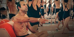Scene van Bikram Choudhuryuit Netflix-documentaire Bikram: yogi, guru, preditor